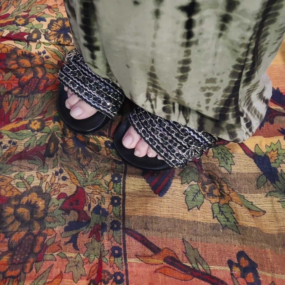 Chanel Slides - Picture 2 of 5